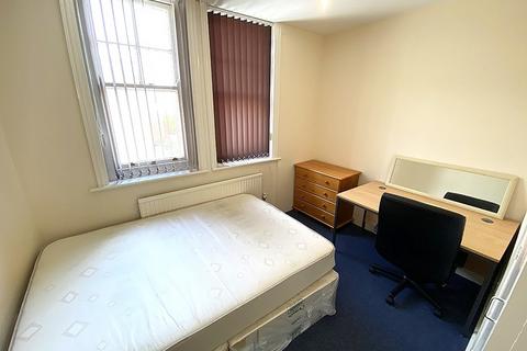 3 bedroom flat to rent, Aylward Street, Portsmouth