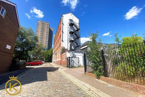 3 bedroom apartment to rent, Aylward Street, Portsmouth