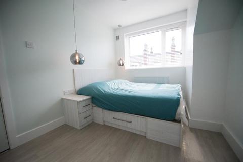3 bedroom house share to rent - Meadow View, Hyde Park, Leeds LS6 1JQ