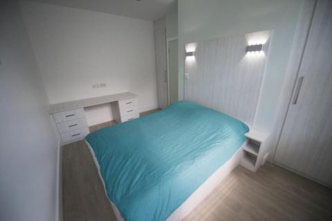 3 bedroom terraced house to rent, Meadow View, Hyde Park, Leeds LS6 1JQ