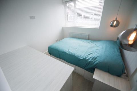 3 bedroom terraced house to rent, Meadow View, Hyde Park, Leeds LS6 1JQ