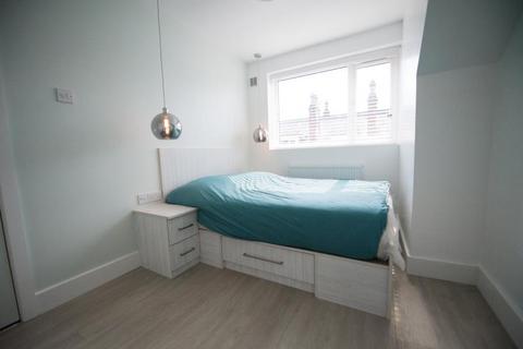 3 bedroom terraced house to rent, Meadow View, Hyde Park, Leeds LS6 1JQ