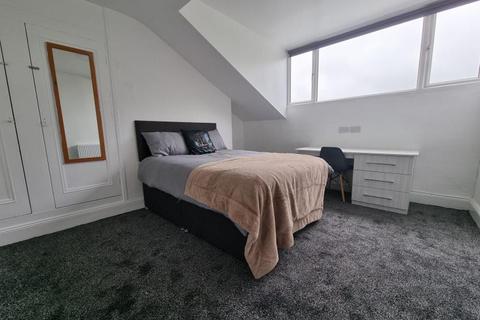 4 bedroom flat to rent, Cardigan Road, Hyde Park, Leeds, LS6 3AE