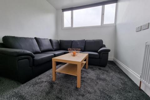 4 bedroom flat to rent, Cardigan Road, Hyde Park, Leeds, LS6 3AE