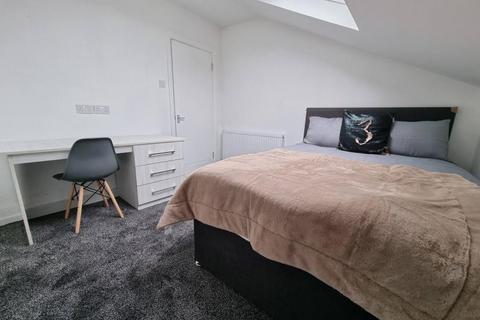 4 bedroom flat to rent, Cardigan Road, Hyde Park, Leeds, LS6 3AE