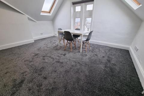 4 bedroom flat to rent, Cardigan Road, Hyde Park, Leeds, LS6 3AE