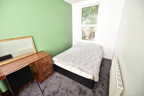 3 bedroom flat to rent, Kensington Terrace, Hyde Park, Leeds LS6 1BE