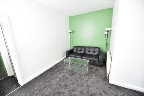 3 bedroom flat to rent, Kensington Terrace, Hyde Park, Leeds LS6 1BE