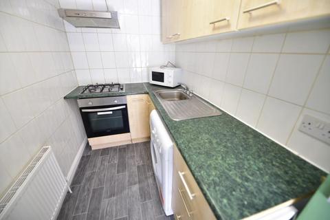 3 bedroom flat to rent, Kensington Terrace, Hyde Park, Leeds LS6 1BE