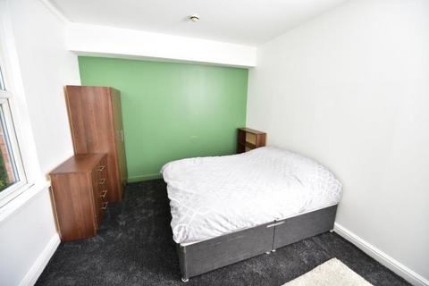 3 bedroom flat to rent, Kensington Terrace, Hyde Park, Leeds LS6 1BE