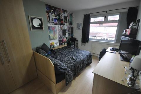 4 bedroom terraced house to rent, Buckingham Avenue, Hyde Park, Leeds, LS6 1DJ