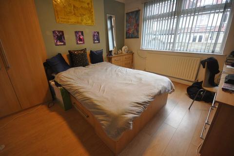 4 bedroom terraced house to rent, Buckingham Avenue, Hyde Park, Leeds, LS6 1DJ