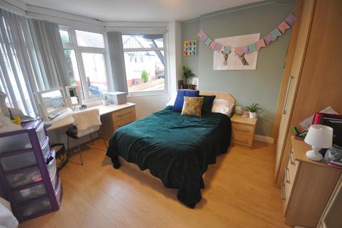 4 bedroom terraced house to rent, Buckingham Avenue, Hyde Park, Leeds, LS6 1DJ