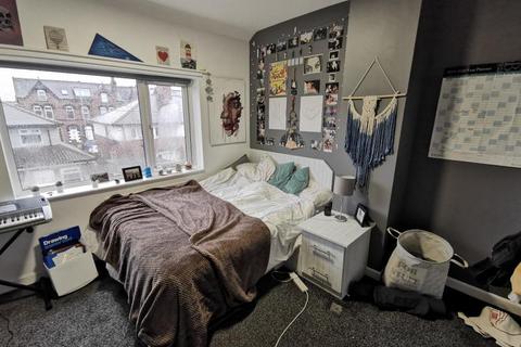 3 bedroom terraced house to rent - Mayville Avenue, Hyde Park, Leeds LS6 1NQ