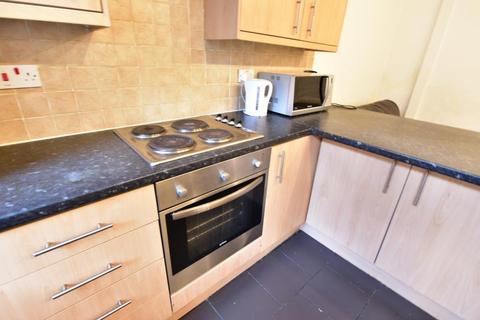 3 bedroom terraced house to rent, Pearson Grove, Hyde Park Leeds LS6 1JB