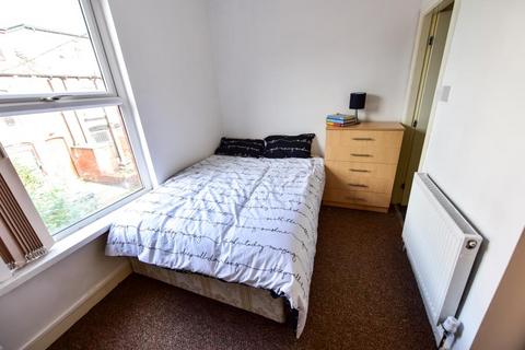 3 bedroom terraced house to rent, School View, Hyde Park, Leeds LS6 1EN