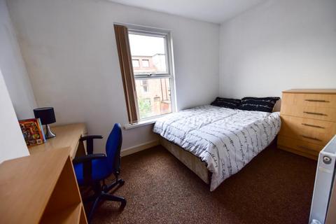 3 bedroom terraced house to rent, School View, Hyde Park, Leeds LS6 1EN