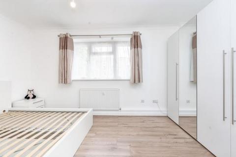 2 bedroom flat to rent, Stonegrove, Edgware, HA8