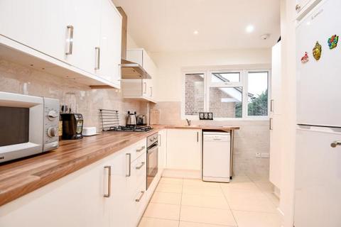 2 bedroom flat to rent, Stonegrove, Edgware, HA8