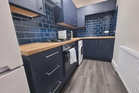 2 bedroom flat to rent, Kensington Terrace, Hyde Park, Leeds LS6 1BE