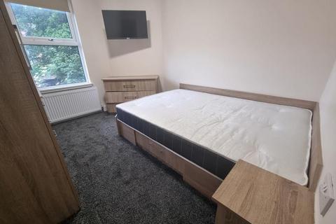 2 bedroom flat to rent, Kensington Terrace, Hyde Park, Leeds LS6 1BE