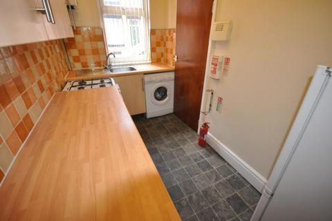 2 bedroom terraced house to rent, Meadow View, Hyde Park, Leeds LS6 1JQ