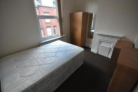 2 bedroom terraced house to rent, Meadow View, Hyde Park, Leeds LS6 1JQ