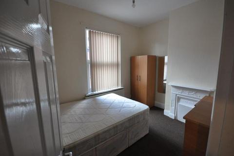 2 bedroom terraced house to rent, Meadow View, Hyde Park, Leeds LS6 1JQ