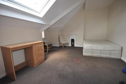 2 bedroom terraced house to rent, Meadow View, Hyde Park, Leeds LS6 1JQ