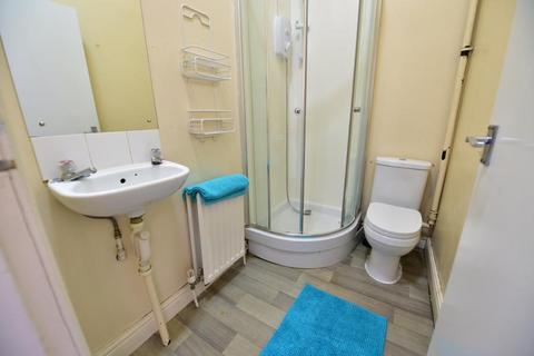 2 bedroom flat to rent, Blenheim Terrace, University, Leeds LS2 9HD