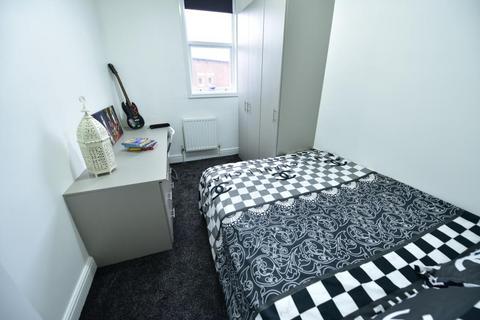 2 bedroom flat to rent, Blenheim Terrace, University, Leeds LS2 9HD