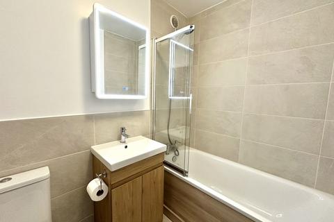 3 bedroom flat to rent, Epsom