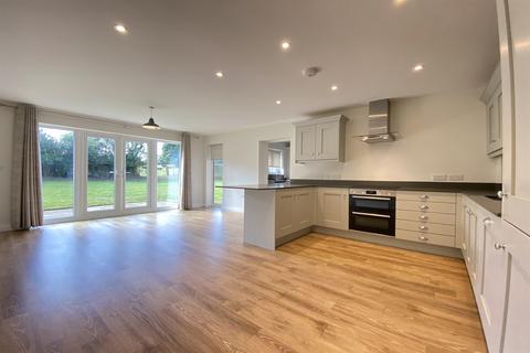 4 bedroom detached bungalow to rent, Upton Grey, Hampshire