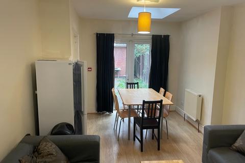 6 bedroom semi-detached house to rent, 63 Wathen Road, CV32 5UY