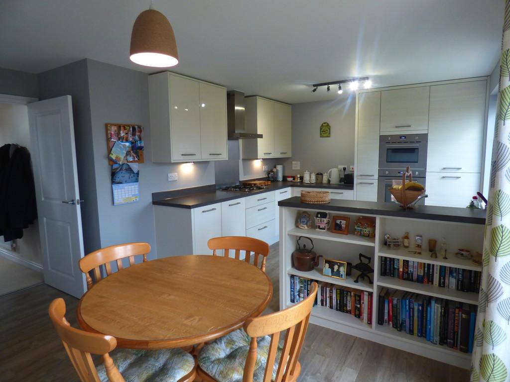 Meadow Rise, Newton Abbot 3 bed detached house £895 pcm (£207 pw)