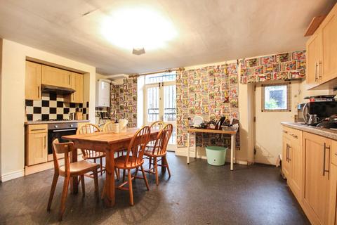 5 bedroom terraced house to rent, Victoria Road, Hyde Park, Leeds, West Yorkshire