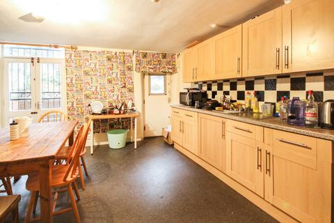 5 bedroom terraced house to rent, Victoria Road, Hyde Park, Leeds, West Yorkshire