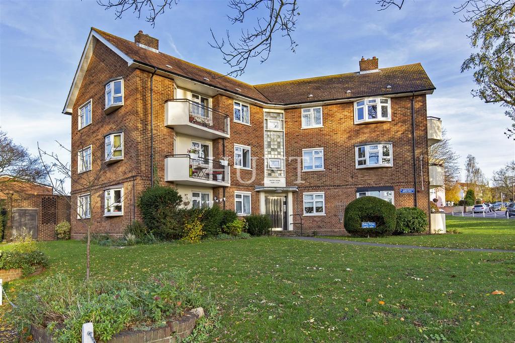 Dalton Holme Cross Road Ig8 2 Bed Flat 339 999