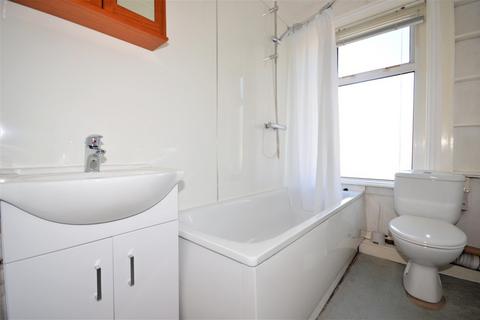 5 bedroom detached house to rent, Hankinson Road, Winton, Bournemouth