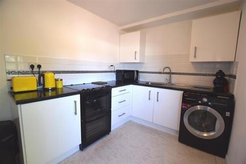 2 bedroom flat to rent, Spring Close, Chadwell Heath, RM8