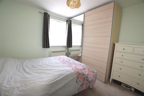 2 bedroom flat to rent, Spring Close, Chadwell Heath, RM8