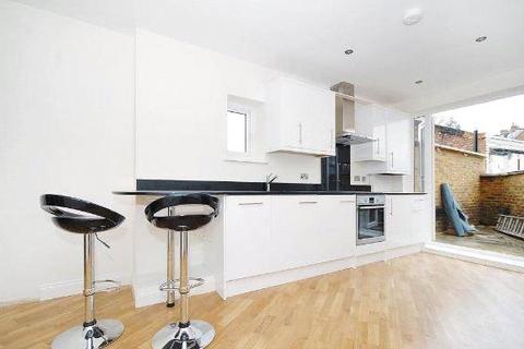 Studio to rent, Finchley Road, London, NW2