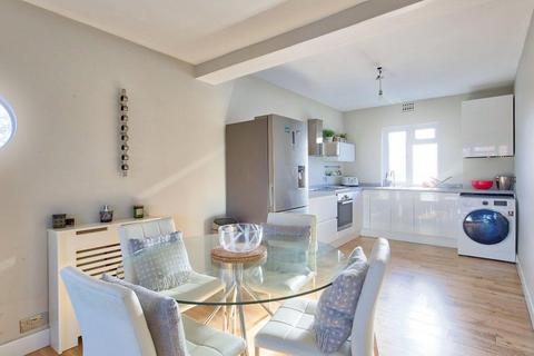 2 bedroom flat to rent - Bushey Road, Raynes Park, SW20 8DQ