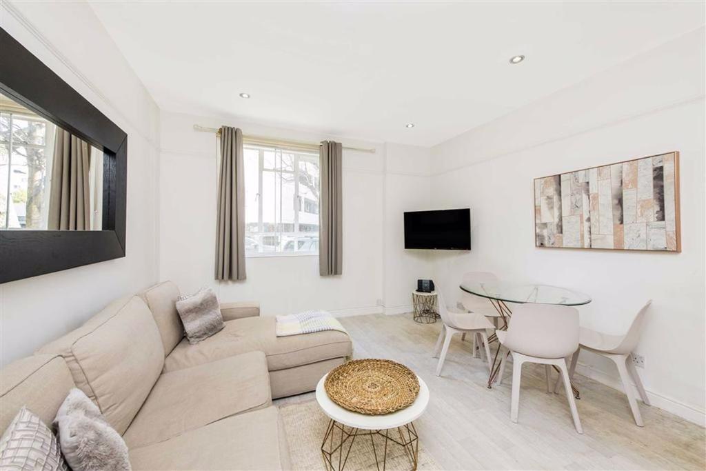 Leinster Gardens, London 3 bed flat £2,817 pcm (£650 pw)