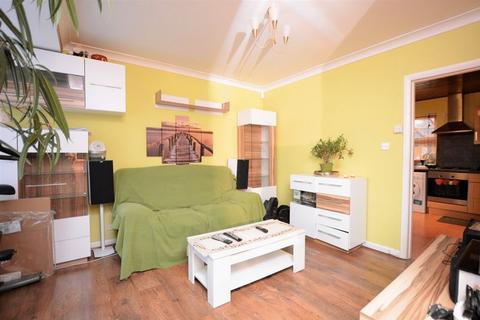 2 bedroom terraced house to rent, Lewins Way, Slough