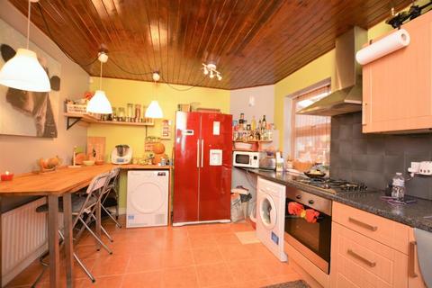 2 bedroom terraced house to rent, Lewins Way, Slough