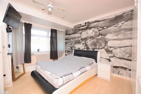 2 bedroom terraced house to rent, Lewins Way, Slough