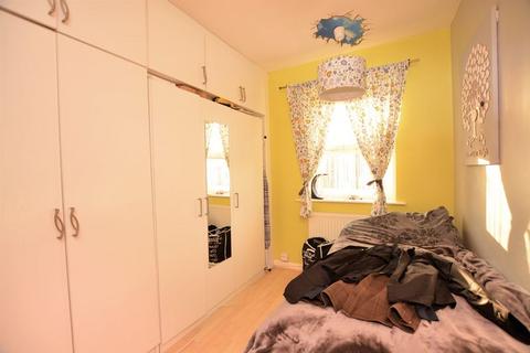 2 bedroom terraced house to rent, Lewins Way, Slough