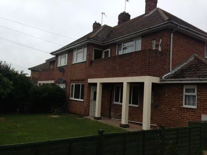 3 bedroom semi-detached house to rent