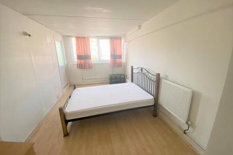 3 bedroom apartment to rent, Fleming Road, Southall